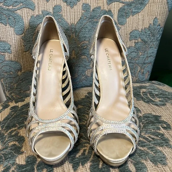 LE Chateau size 7.5 ivory heels with crystals - Picture 3 of 7